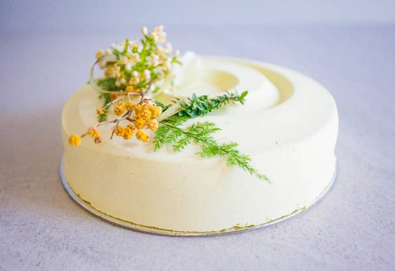 Lemon curd cake