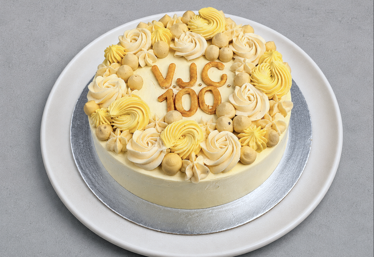 Piped rosettes cake Piped rosettes cake
